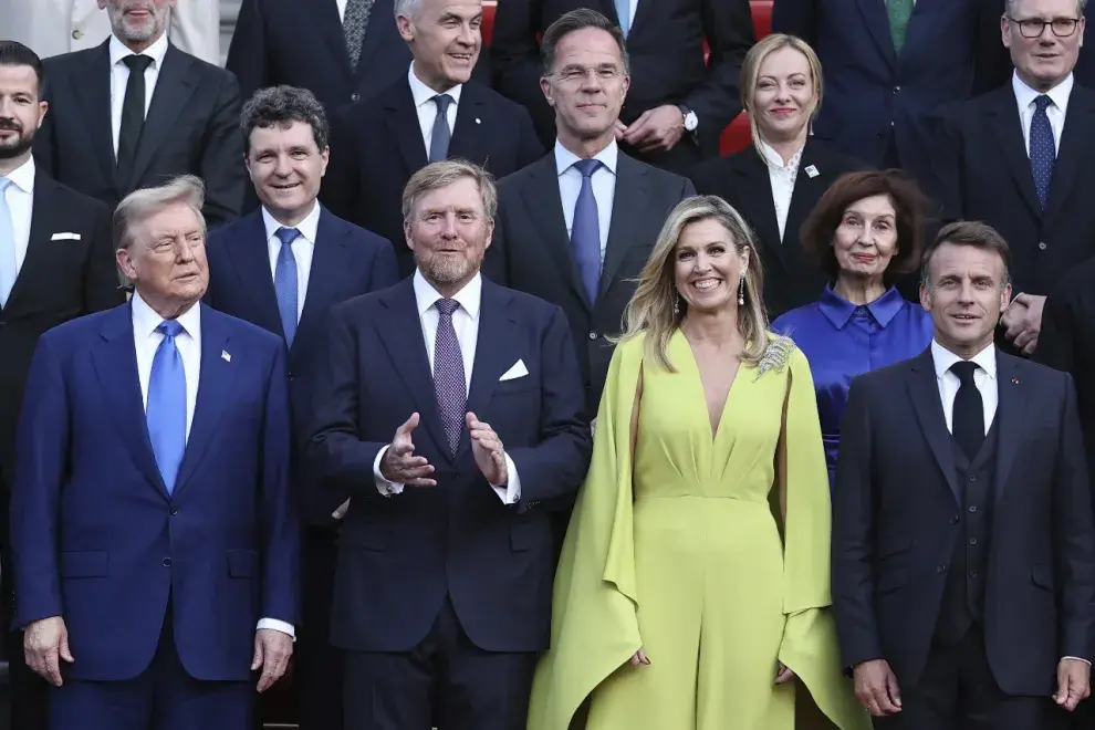 Máxima Zorreguieta con un mono en color verde lima