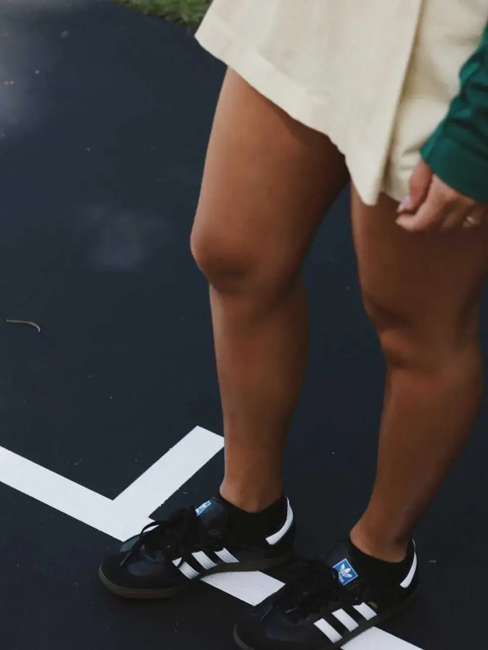 Antonela Roccuzzo optó por una falda tableada en color crudo para acompañar su outfit