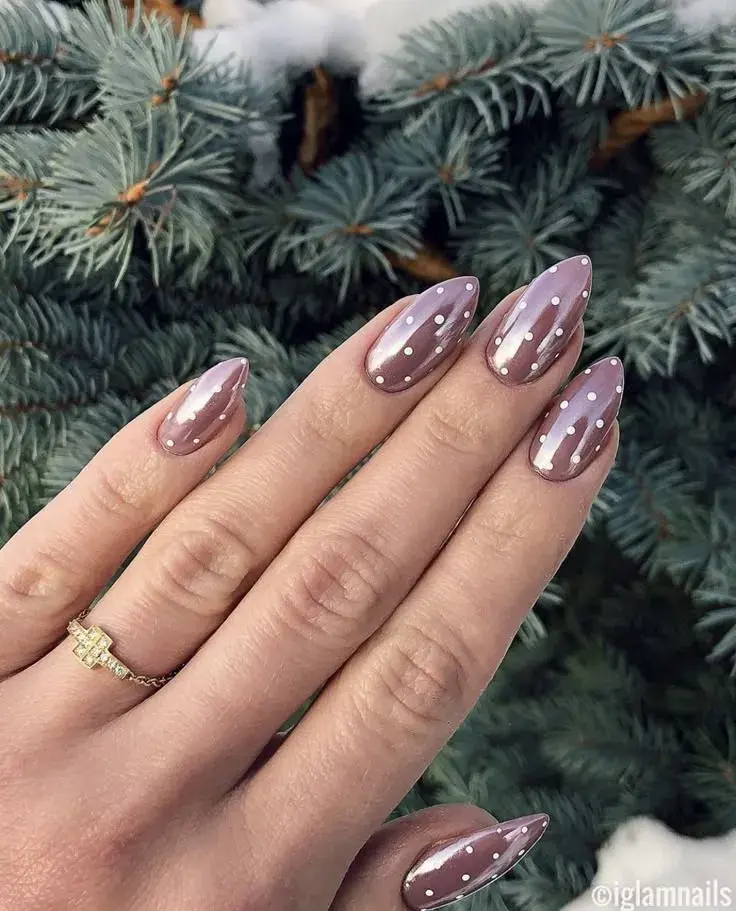 Polka dots nails: así es el diseño de uñas de Hailey Bieber que serán virales
