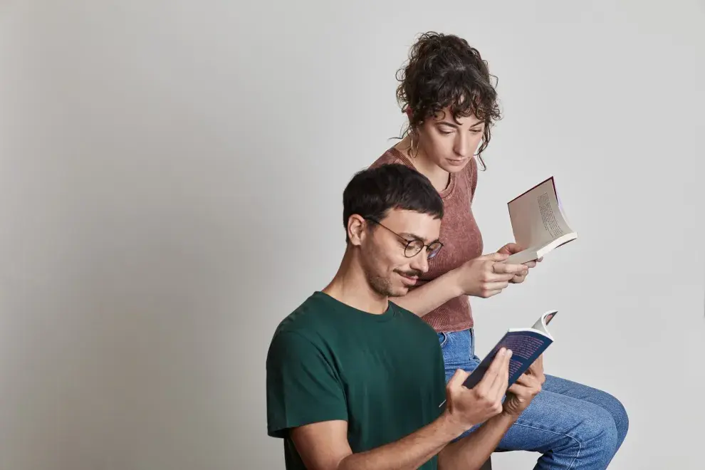 Vale leer lo mismo y comentarlo o pedir diferentes suscripciones e intercambiar.