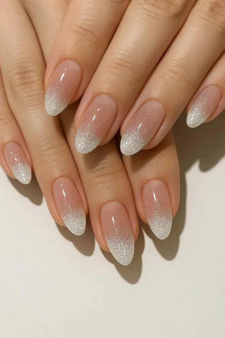 El degradé es una de las tendencias del nail art de este 2025. Con el efecto 'cat eye' lograrás un diseño súper original. Probá con el color que más te guste y una base en un tono nude.