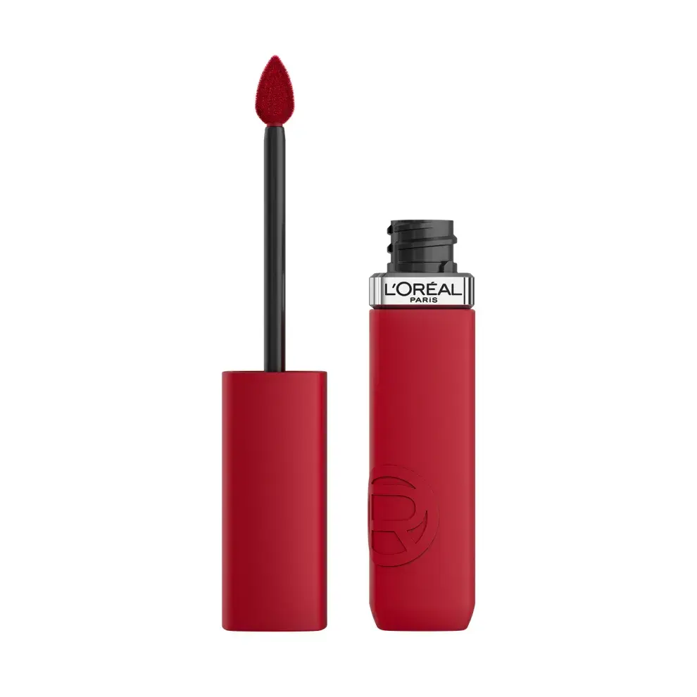 El rojo siempre es un sí. Este labial viene en 16 tonos y tiene pigmentos en polvo que duran hasta 16 horas. (L'Oréal PARIS | INFALLIBLE MATTE RESISTANCE | $22.894)