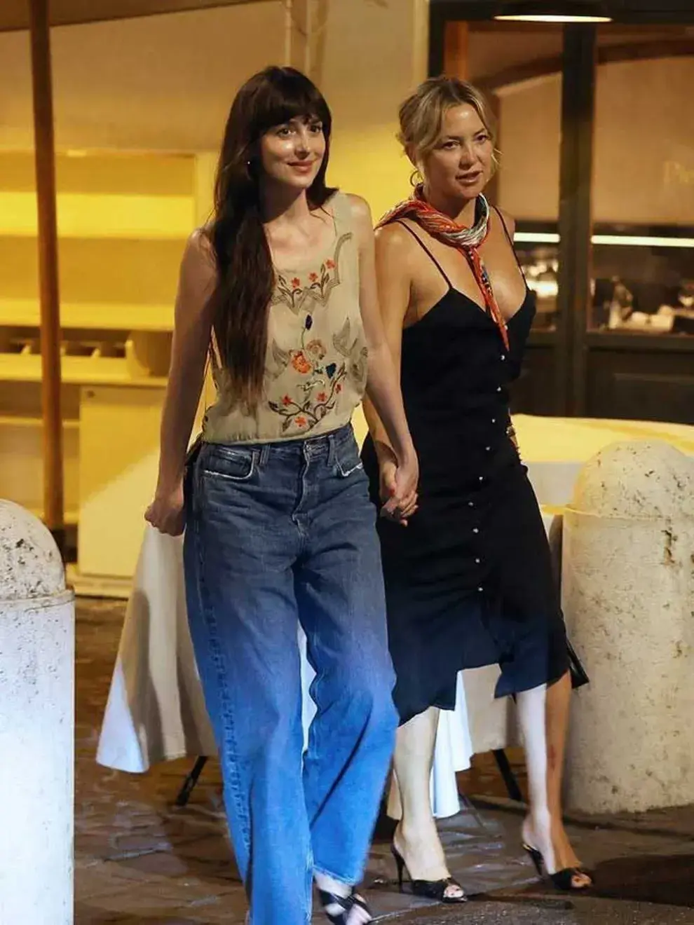 Dakota Johnson y Kate Hudson por las calles de Roma