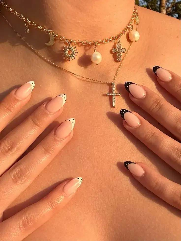 Polka dots nails: así es el diseño de uñas de Hailey Bieber que serán virales