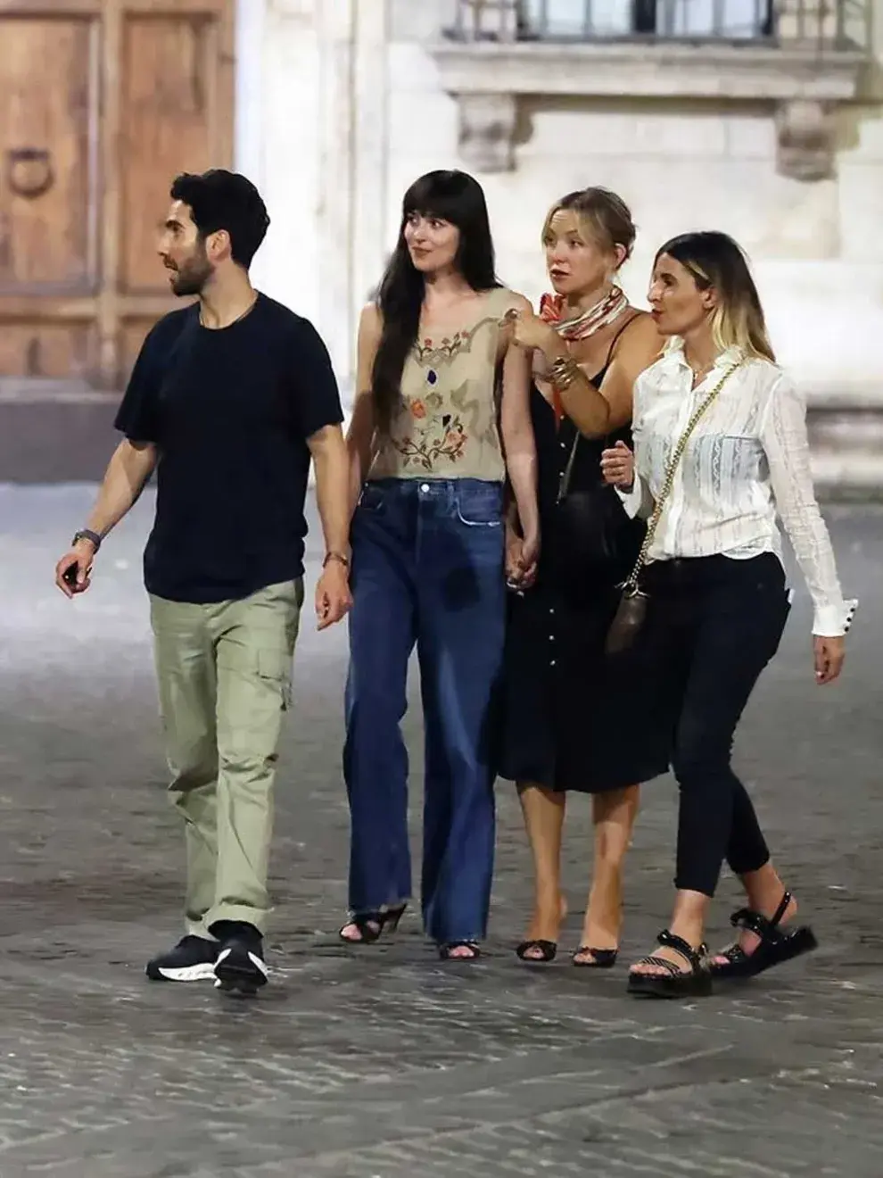 Dakota Johnson apostó por unos jeans anchos