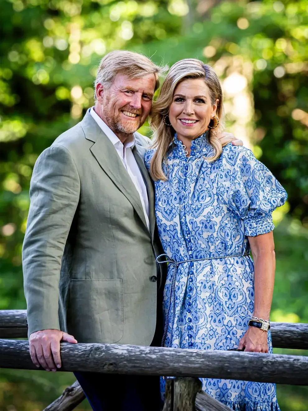 La reina Máxima se lució con un vestido midi blanco y azul con estampa de arabescos(