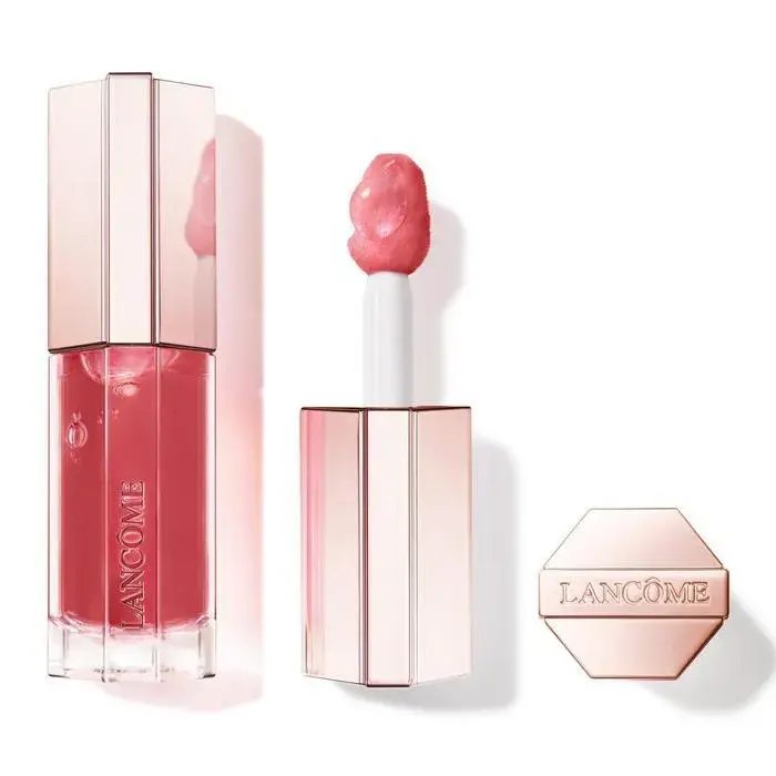 Este nuevo gloss con un brillo jugoso al instante, sin dejar sensación pegajosa. (LANCOME $65.000)