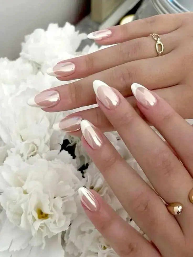 Las uñas perladas son tendencia este 2025 y son perfectas para la ocasión.