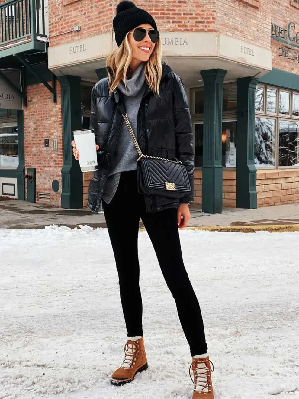 Gorro de lana, polera gris y campera puffer cortita, otro look para el frío