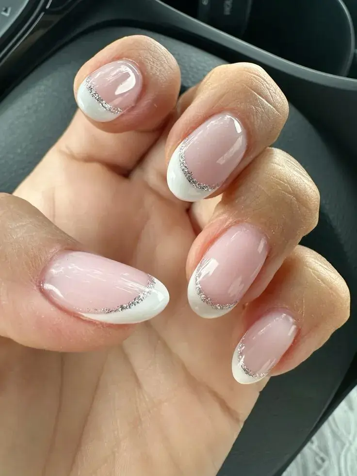 Las doble francesita son tendencia. Usá un esmalte con glitter para darle ese toque único.