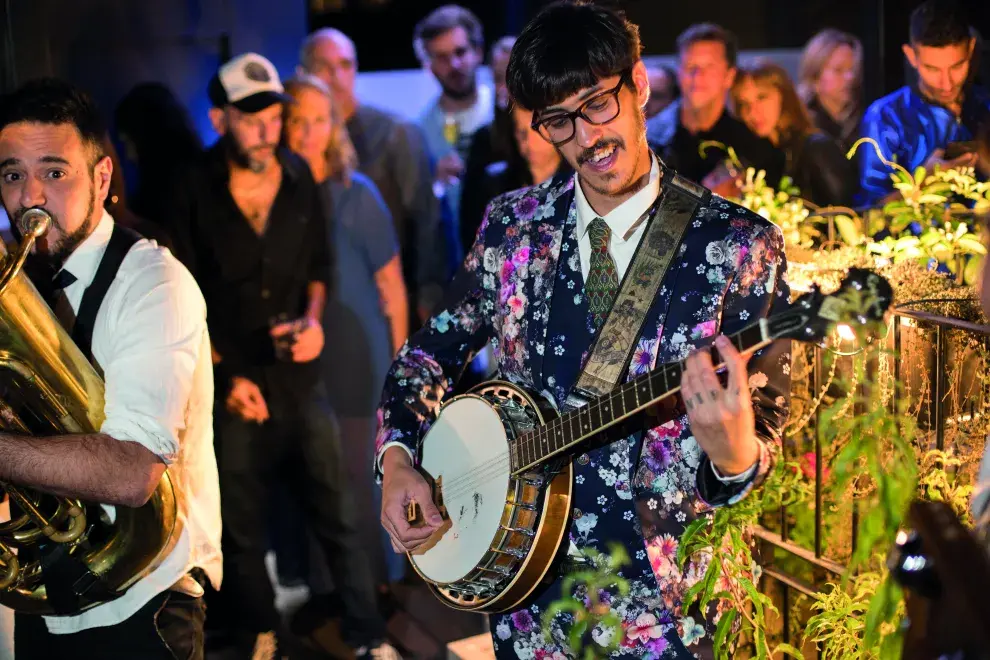 Música en vivo en la noche de cúpulas.