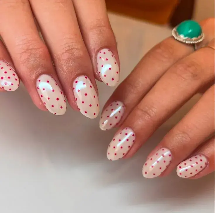 Polka dots nails: así es el diseño de uñas de Hailey Bieber que serán virales