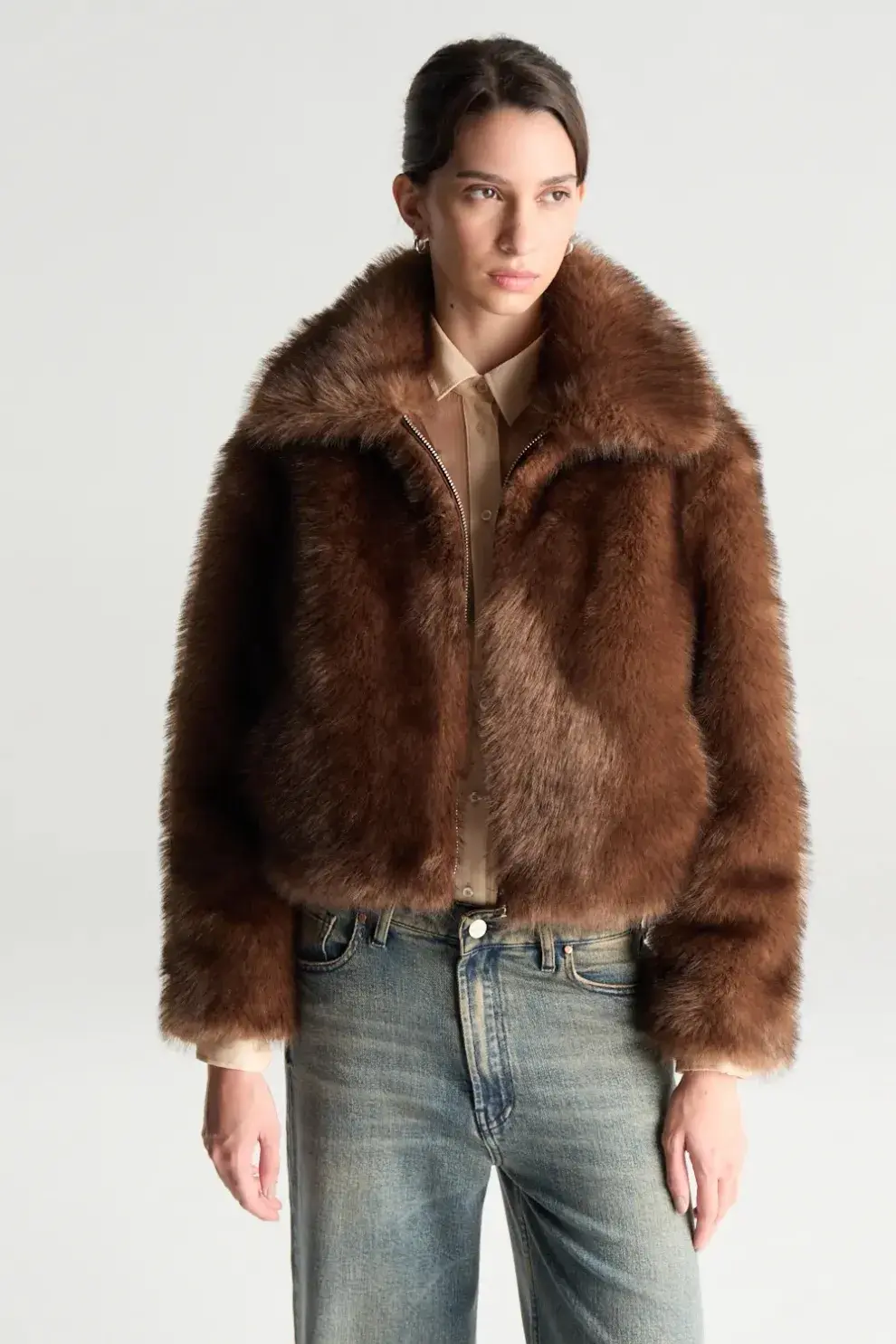 El abrigo de pelo es híper versátil y lo podés sumar a looks de noche y de día (DESIDERATA $520.000)
