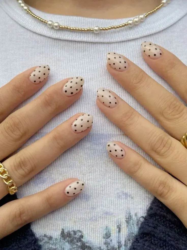 Polka dots nails: así es el diseño de uñas de Hailey Bieber que serán virales