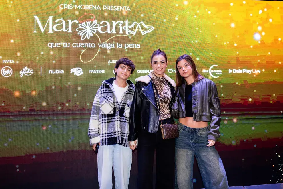 Foto de Agustina Cherri acompañada por sus hijos Muna y Nilo en el show de Margarita en Tecnópolis.