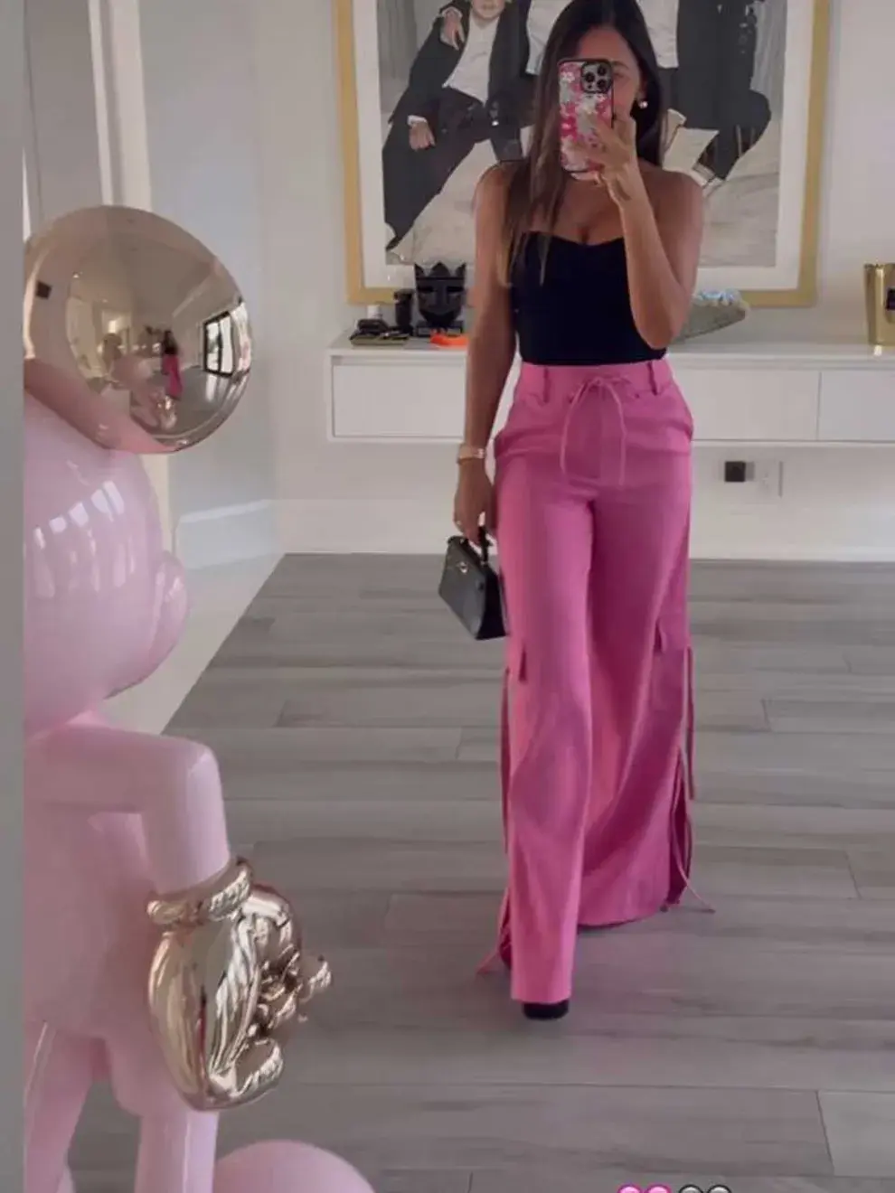 Antonela Roccuzzo tiene una pieza de Mickey en color rosa y dorada