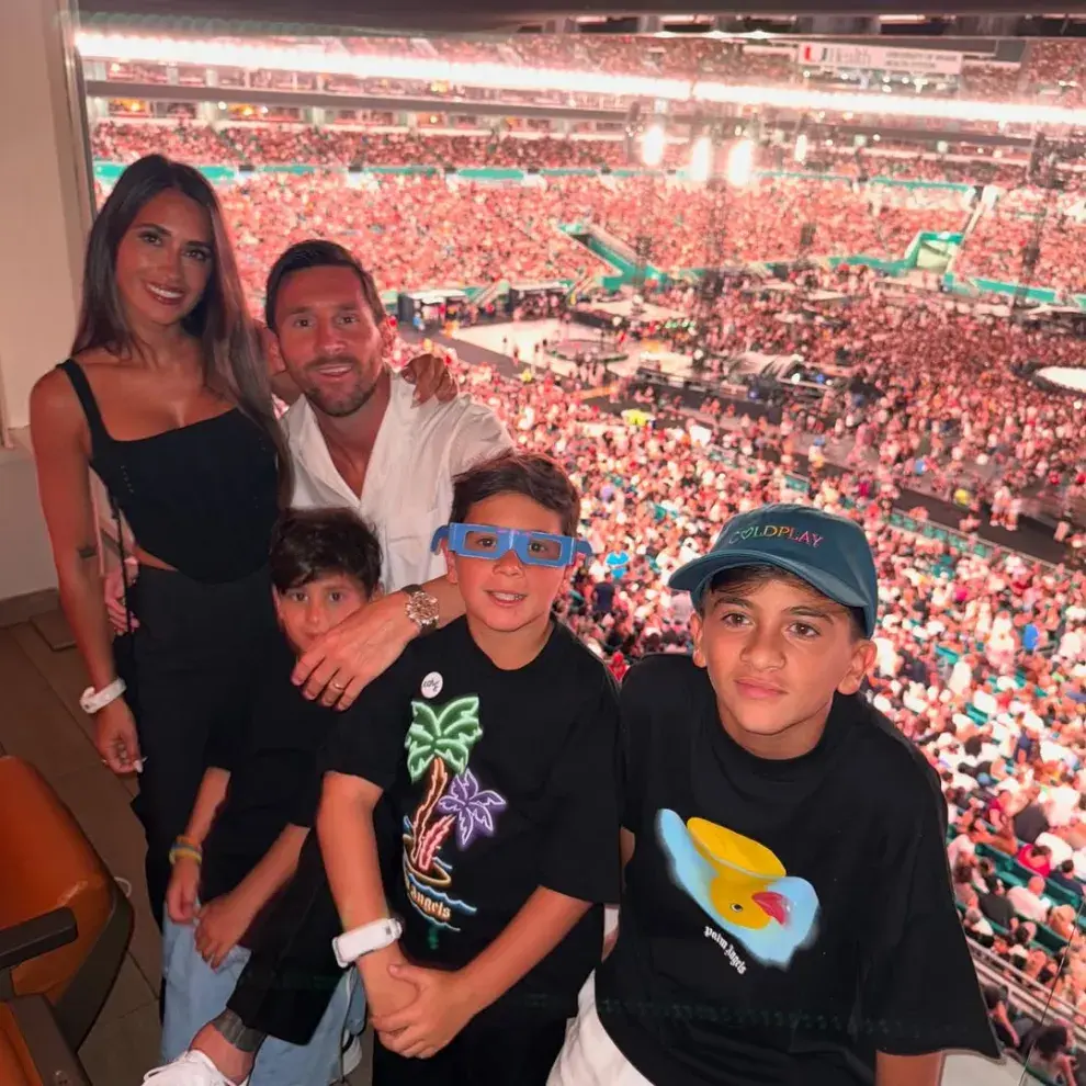 Foto de Antonela Roccuzzo y Lionel Messi en el recital de Coldplay.