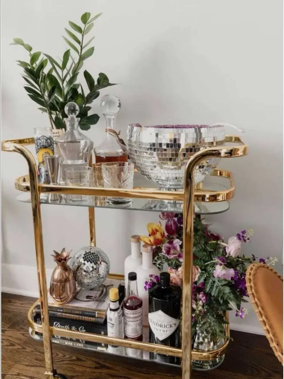 El carrito bar en vidrio con dorado es un objeto deco del 2025