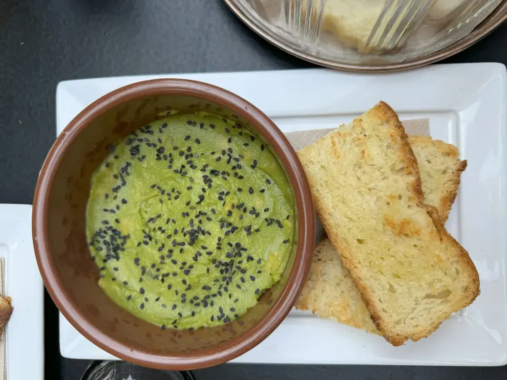 Bilbao exhibe una combinación inesperada y sabrosa: mousse de palta con boquerones, tomates asados, aceitunas negras y aceite de oliva.