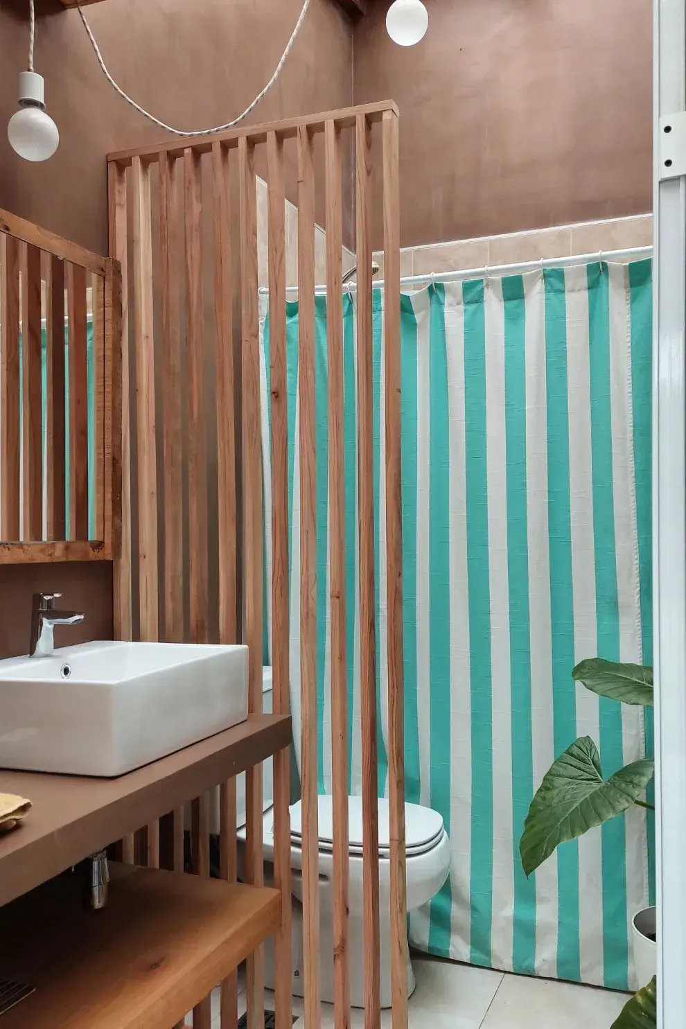 Separadores y paneles de madera: ideas simples para dividir e integrar ambientes