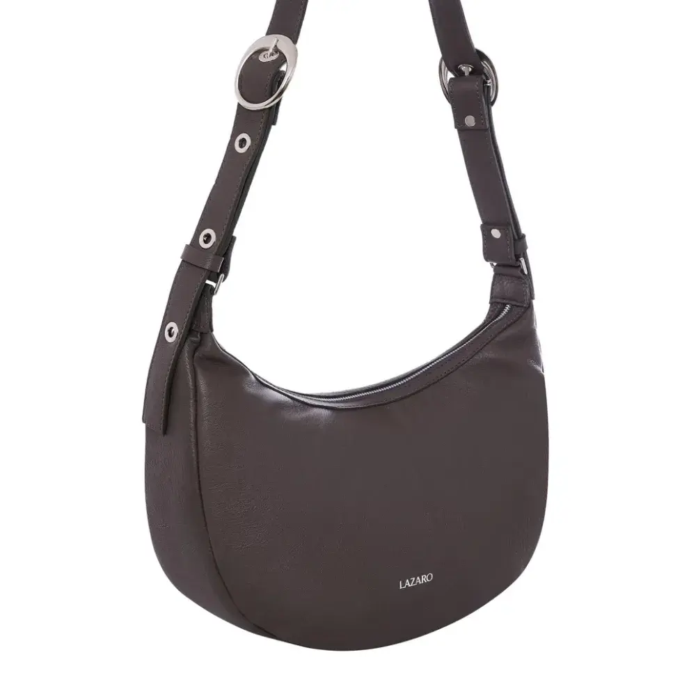 Un bolso pequeño pero con la capacidad de llevar todos los esenciales para todos los días. (LÁZARO $142.425)