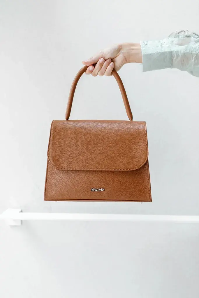 Si buscás un bolso clásico y estructurado, este es perfecto para sumar a tu armario. (BELONA BAGS $125.000)