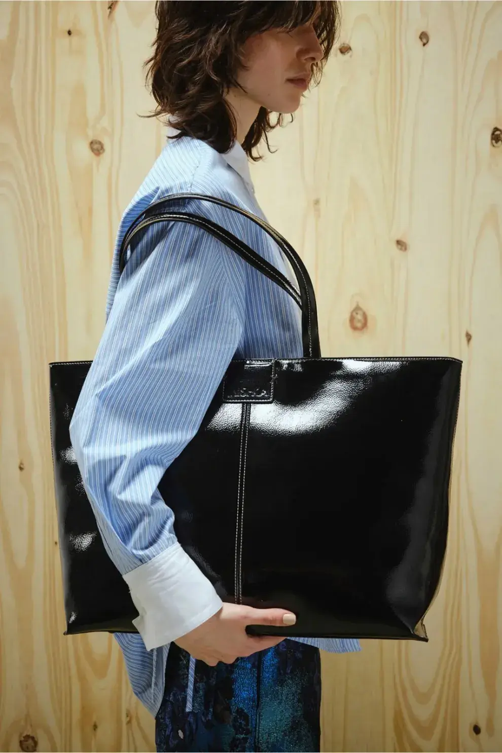 Una tote bag perfecta para llevar la compu (MISHKA $ 105.000)