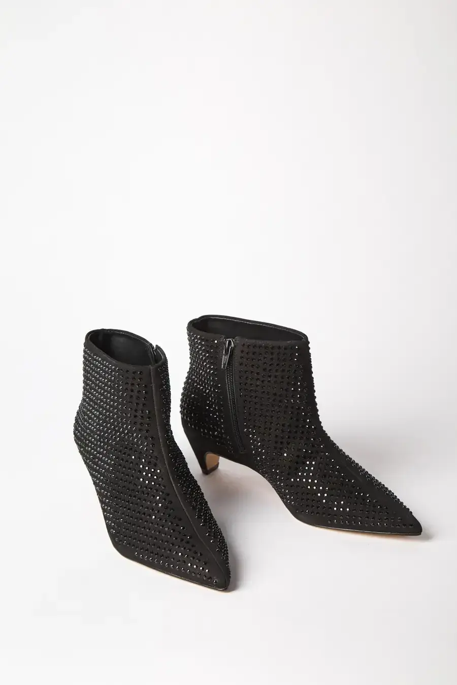 Los brillos son perfectos para levantar cualquier outfit (MISHKA $ 266.000)
