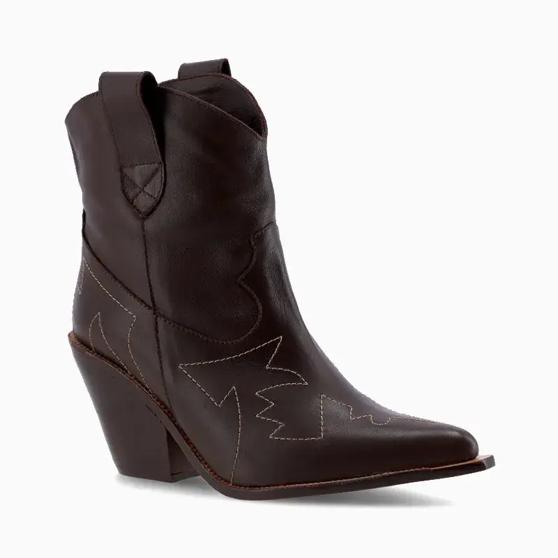 Las botas texanas son perfectas para sumar a cualquier look (HUSH PUPPIES $ 119.000)