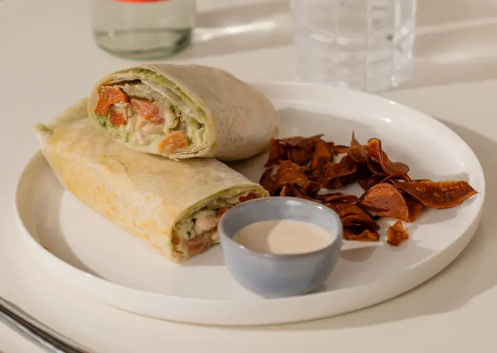 En Brickell hacen wraps donde la palta es infaltable: uno es el de salmón picante incluye palta porotos, salmón ahumado, aderezo de cilantro, zanahoria asada y pepino, y otro de vegetales asados se compone de zucchini, palta, pickles de pepino, tomate, zanahoria asada, stracciatella, cebolla morada y espinaca.