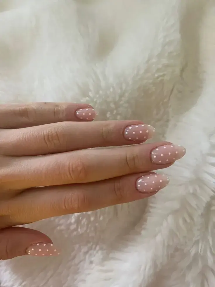 Polka dots nails: así es el diseño de uñas de Hailey Bieber que serán virales