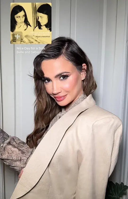 Celeste Cid apostó por un estilismo en color natural con camisa estampada