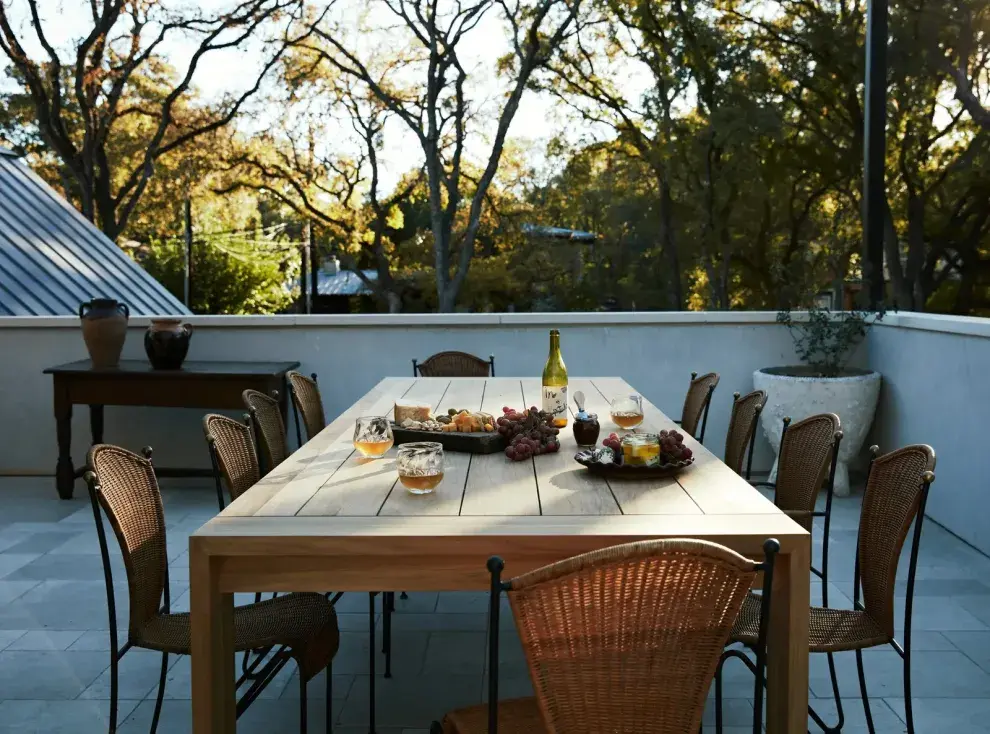 La terraza en la terraza, con una mesa enorme, se convirtió en el escenario perfecto para cenas con amigos.