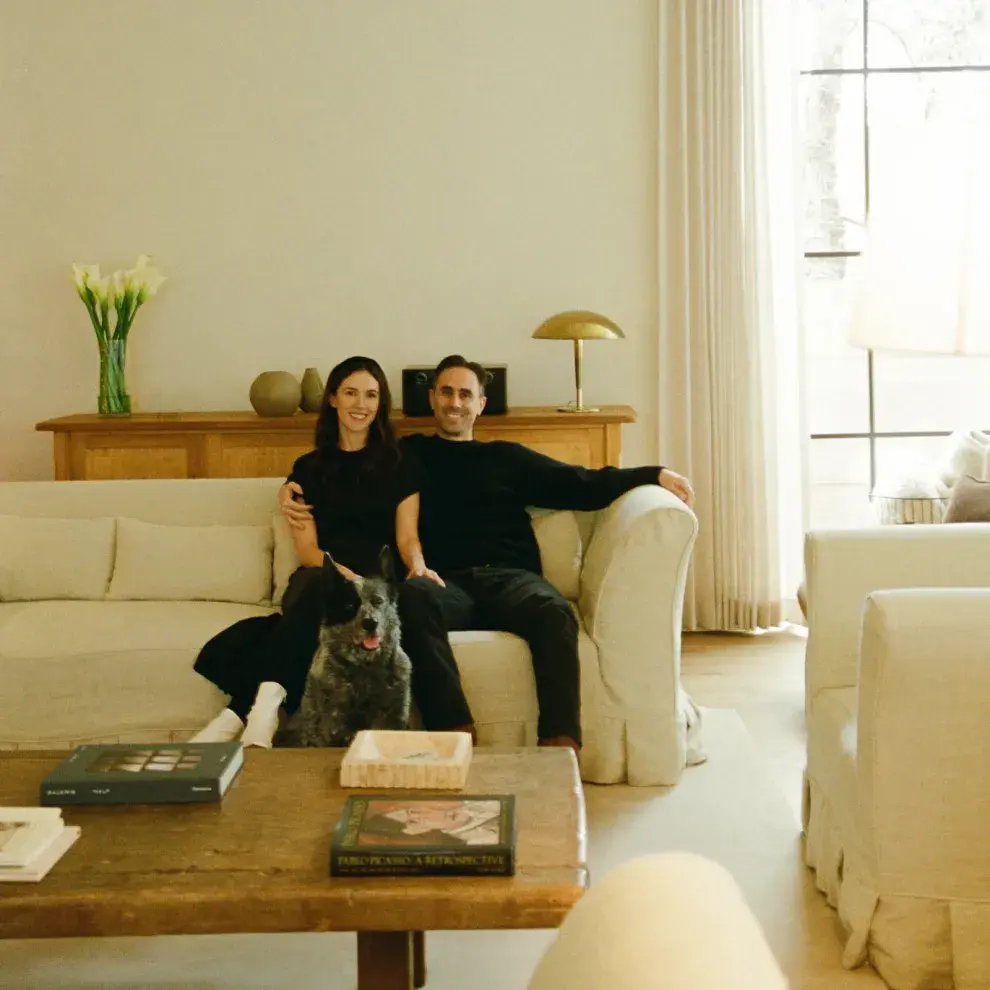 , Adriene y su pareja (terapeuta) terminaron enamorándose de una propiedad luminosa y minimalista en Austin, Texas.