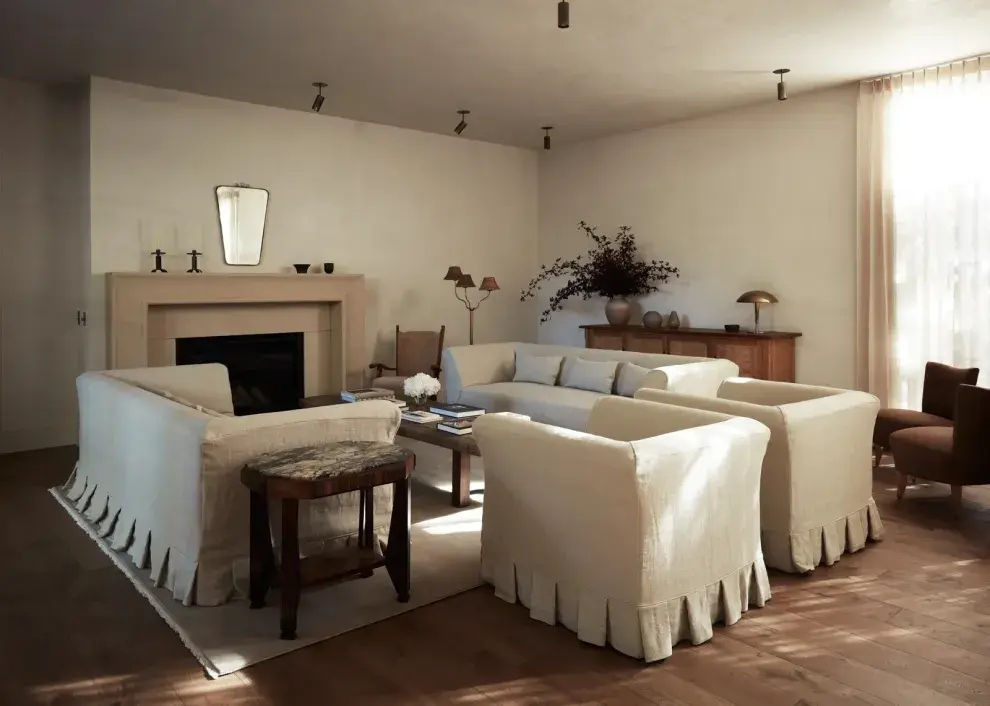 El living combina sofás suaves con muebles de madera y detalles artesanales.