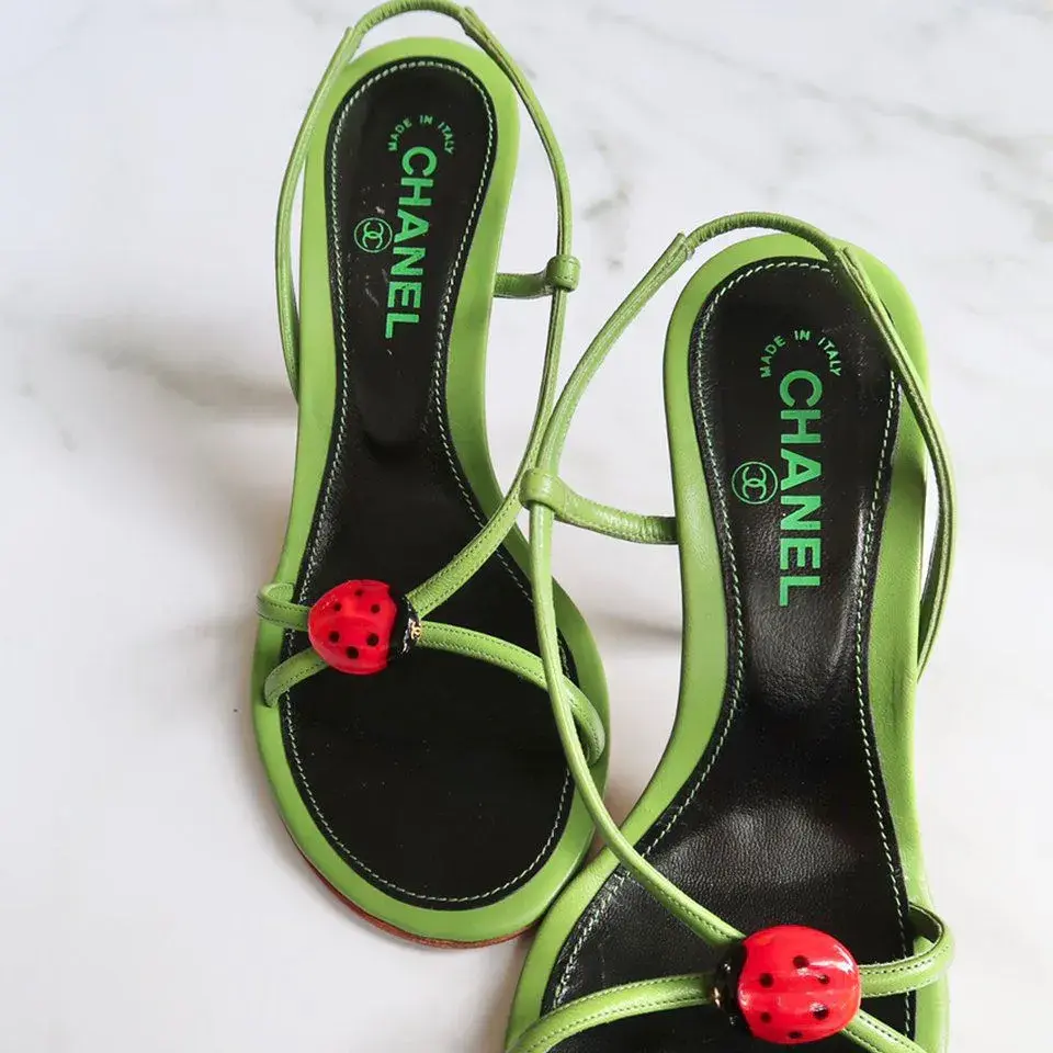 Las Ladybug Sandals de Chanel: objeto de deseo para coleccionistas