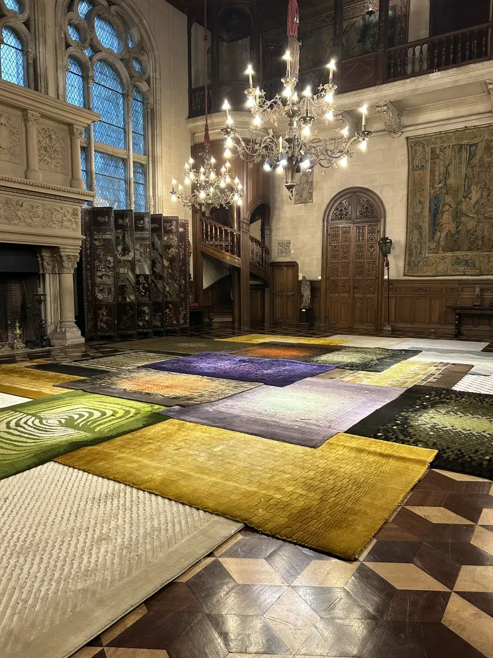 La colección de alfombras da la bienvenida a la muestra Diseño Infinito.