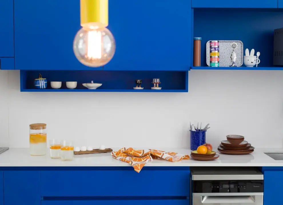 Los muebles de cocina laqueados en azul fueron diseñados a medida por la arquitecta Strada.