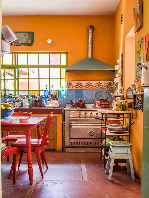 ¿Te animás a los colores en la cocina? La fileteadora Silvia Dotta sí.