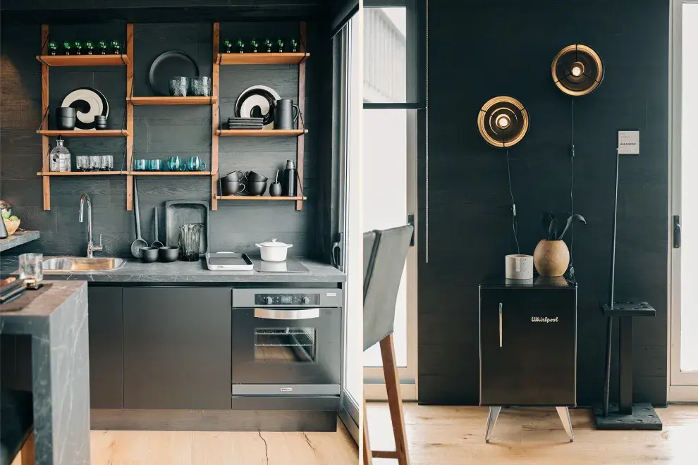 En la estantería (Casa Superí), vasos de vidrio soplado, piezas de barro y platos de Murano italianos de los años '70 (Damax). Luces (11.11 Home & Deco). Mesa de madera quemada (El taller).