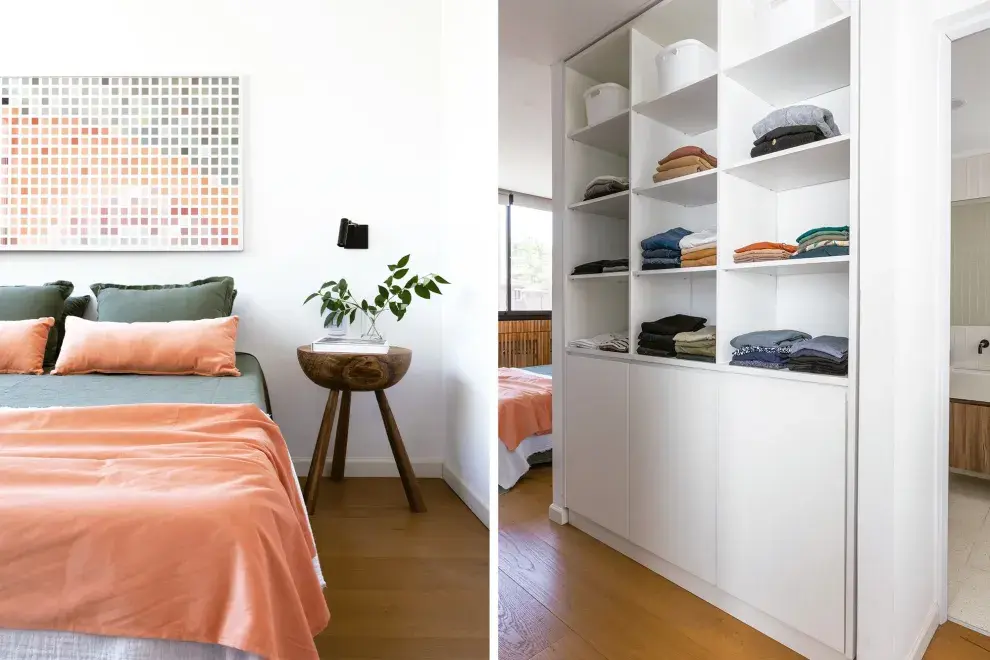 Piso ‘Roble Select’ (The Flooring Co). Revestimiento (Zonda) bajo la abertura (Orion Aluminio). Apliques de pared (Huup). Mesas de luz (Vienede). Placard abierto, organizado por SOS en Orden.
