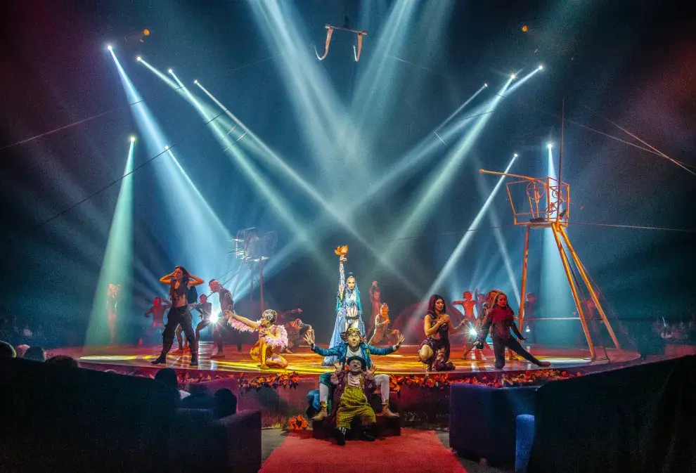 Artistas de circo en el escenario