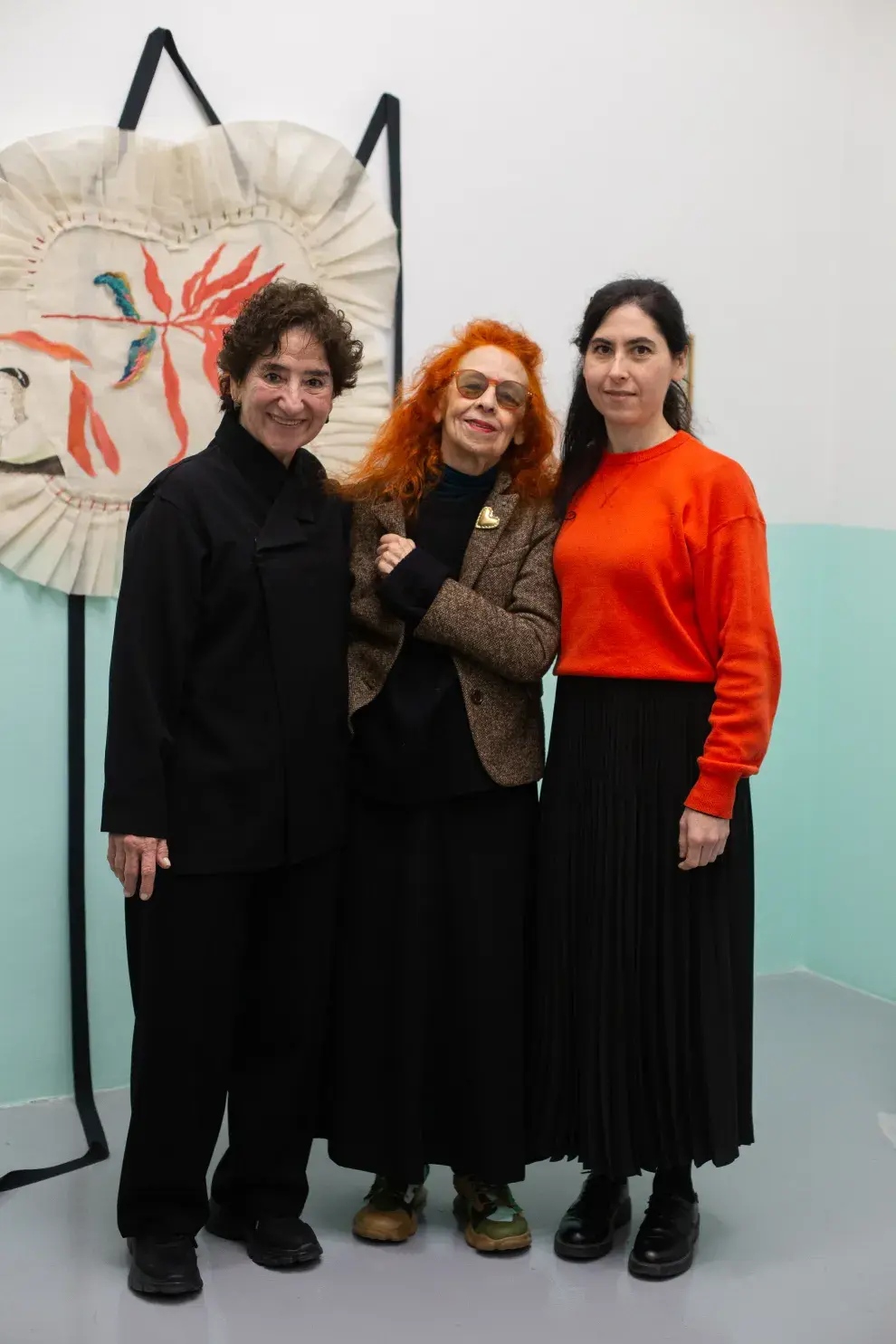Delia Cancela con Orly y Mora, sus nuevas galeristas.