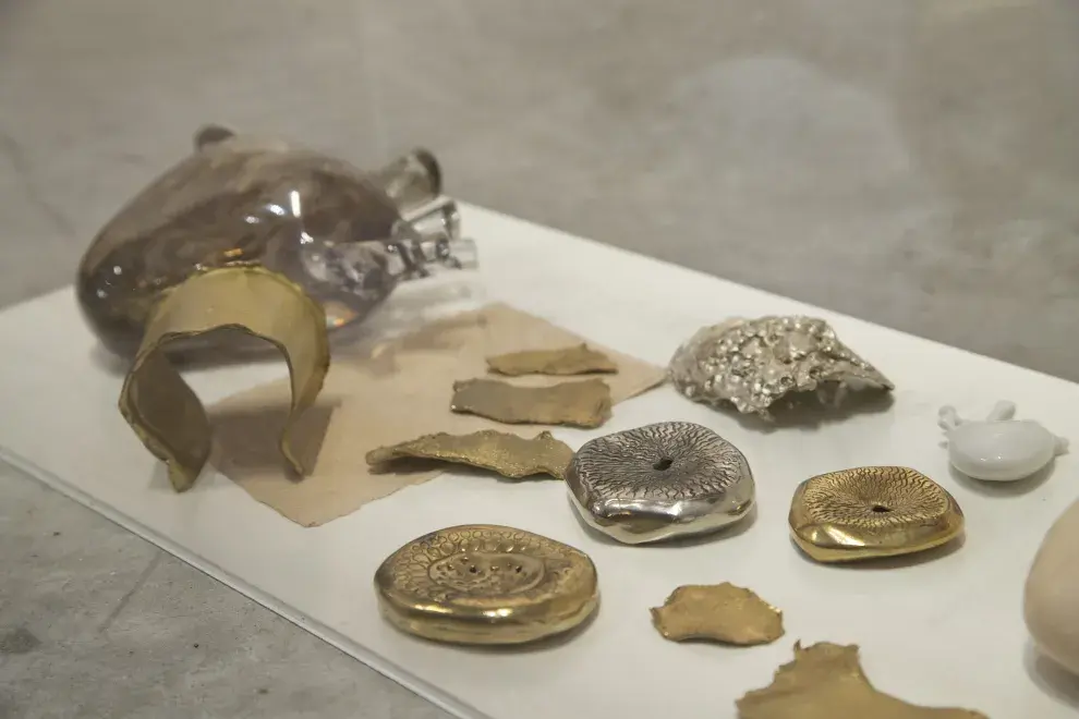 La instalación presentada en Milán mostró piezas inspiradas en el universo de las joyas, pero realizadas íntegramente en micelio.