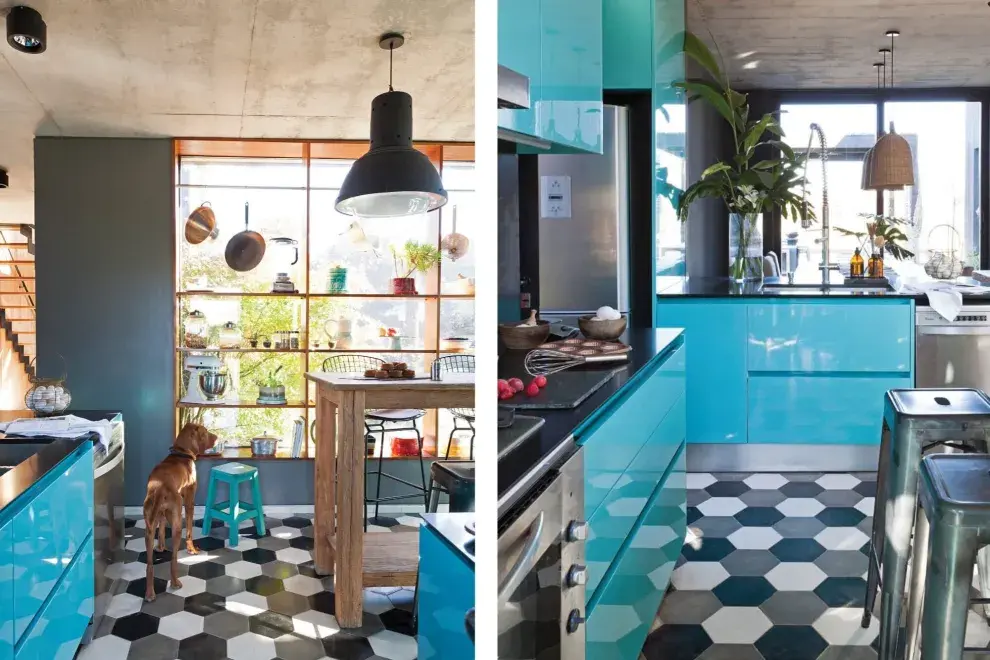 A la dueña de casa le gusta que la cocina tenga conexión con la calle. En los estantes, objetos de Ozono Cerámica.