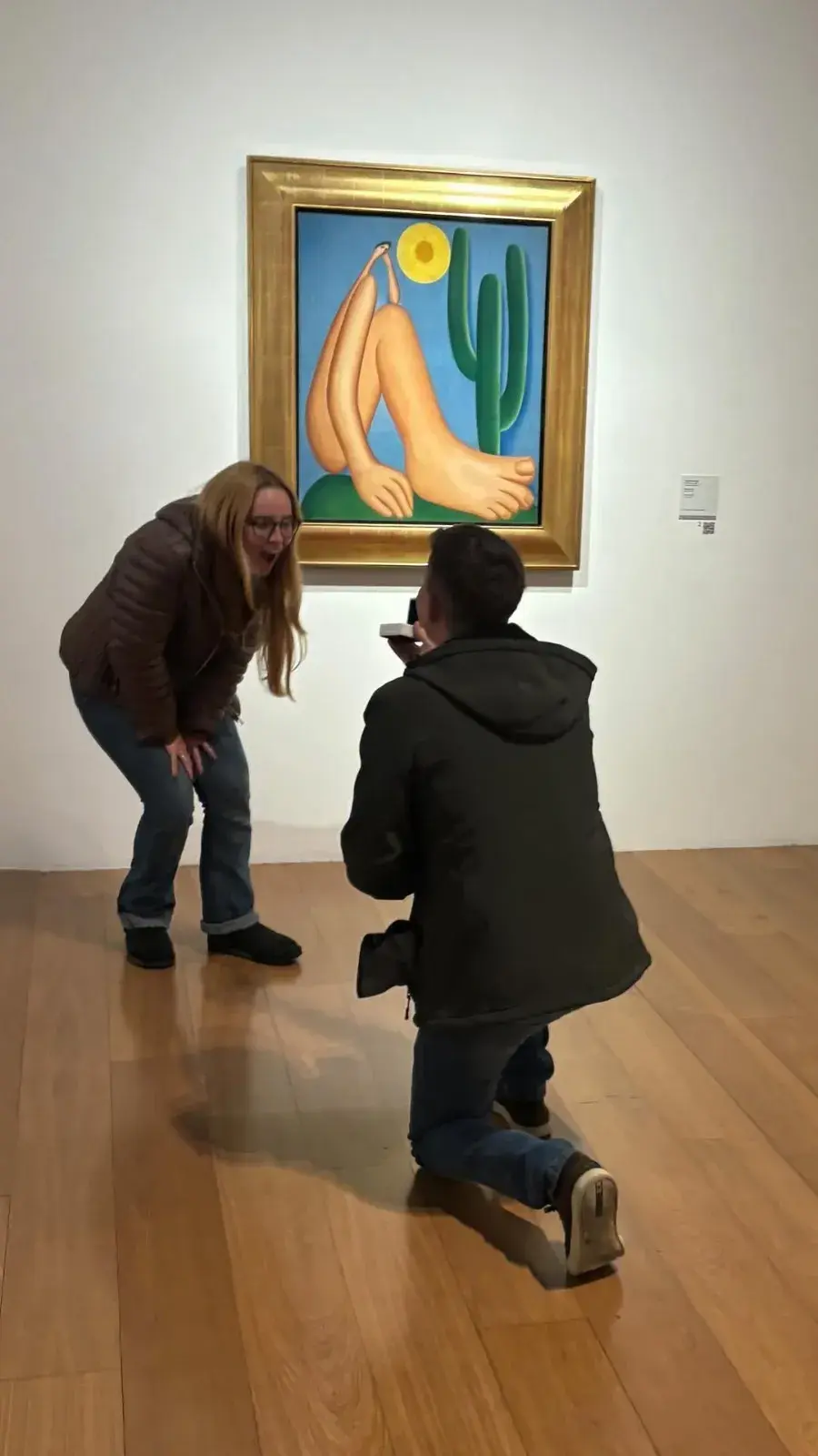 Douglas Pastelletto eligió el cuadro Abaporu, de la artista brasileña Tarsila do Amaral, como escenario para proponerle casamiento a su pareja, Tarsila Schorr.