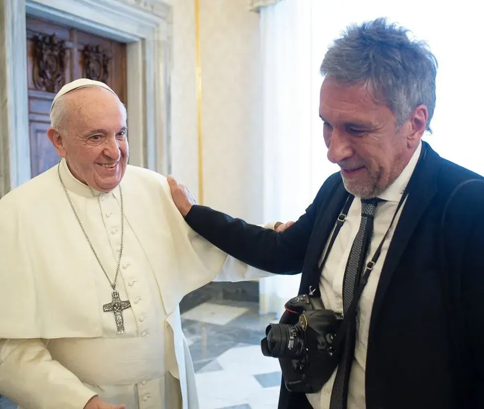 Foto de Víctor Bugge junto al Papa Francisco.