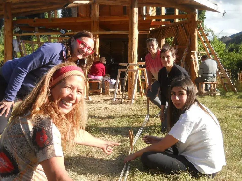 Elvia Albornoz elabora tejidos en telar vertical y de cuatro cuadros y también da capacitaciones en técnicas ancestrales de hilado, tejido y teñido con tintes naturales