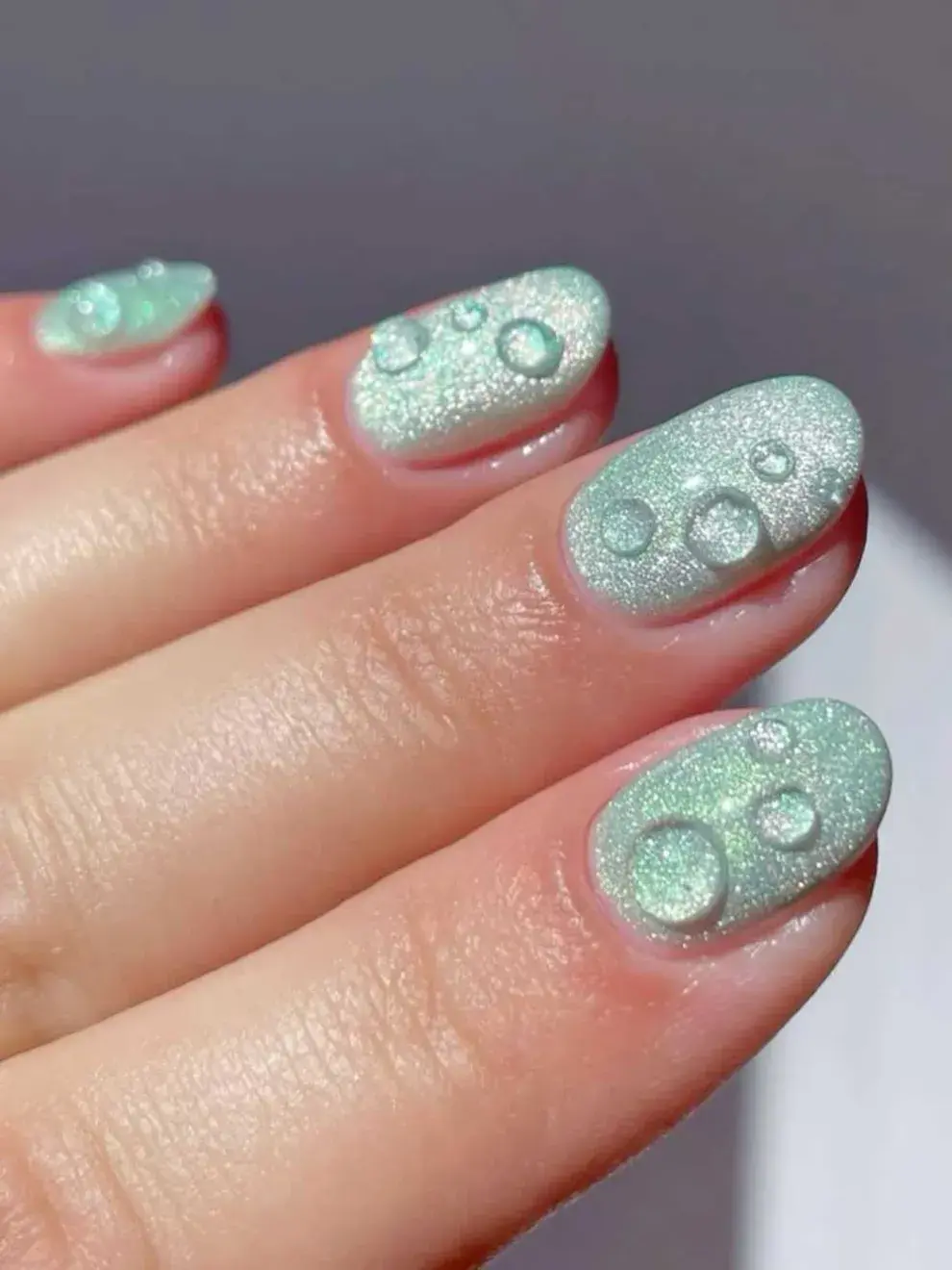 Las uñas con efecto de gotas de agua también son las protagonistas de la manicura 2025
