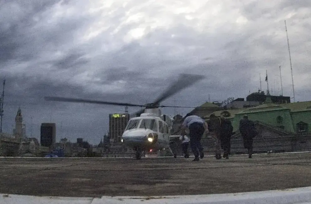 Histórica imagen de Fernando de la Rúa partiendo en helicóptero desde el techo de la Casa Rosada tras renunciar a la presidencia en diciembre de 2001.